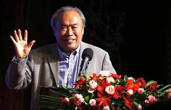 只落落看着