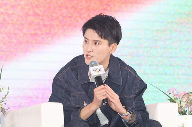 强行挺进美艳老师的后臀视频频